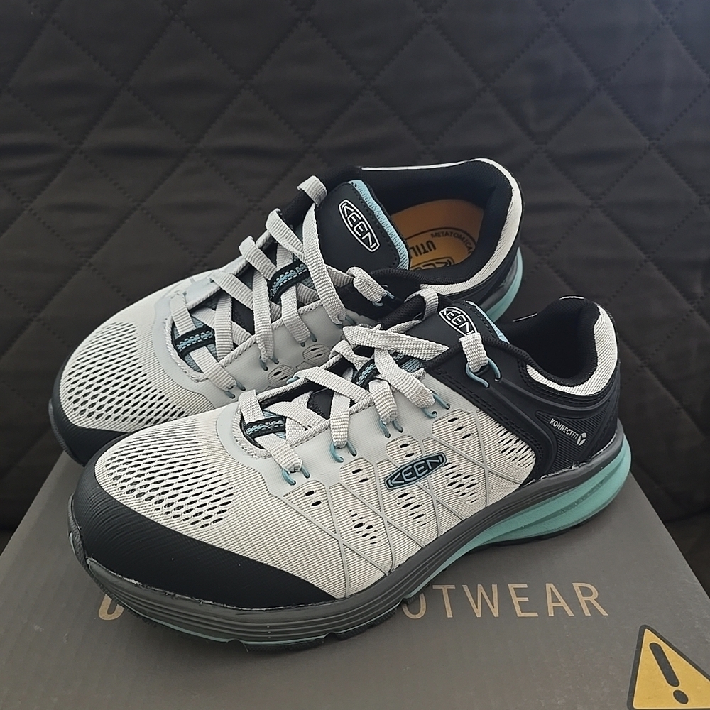 Keen Women's Vista Energy Carbon Fiber Toe Utility Shoe in Black, White, Blue 8